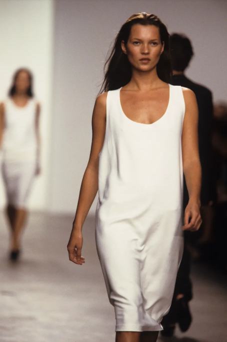 Neste verão há apenas um vestido que merece um lugar no teu guarda-roupa — e ele é surpreendentemente fácil de combinar.ж